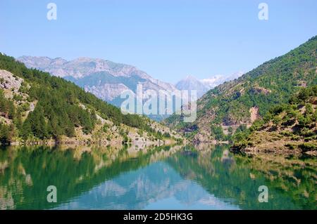 Blick auf die Berge, Komansee / Komani See, Valbona Valley Nationalpark, Albanien, Europa Stockfoto