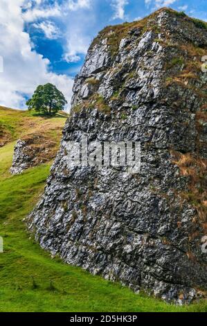 Große Stütze aus Riffkalk, nass nach Regen, in der tiefen Schlucht von Winnats Pass, Castleton, Derbyshire. Stockfoto