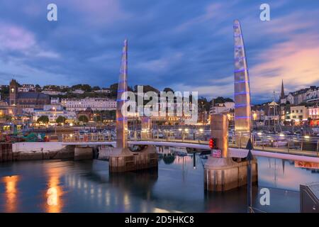 Dienstag, 13. Oktober 2020. Torquay, South Devon, England. Nach einem Tag Sonnenschein und Duschen an der Südküste, wenn die Sonne untergeht, leuchtet ein bunter Himmel das ruhige Wasser des Yachthafens und der Harbour Bridge in Torquay an der 'Englischen Riviera' in South Devon. Quelle: Terry Mathews/Alamy Live News Stockfoto