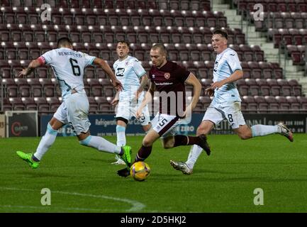 Betfred Cup - Herz von Midlothian / Raith Rovers. Tynecastle Park, Edinburgh, Midlothian, Großbritannien. Oktober 2020. Hearts ist Gastgeber von Raith Rovers im Betfred Cup im Tynecastle Park, Edinburgh. Bild zeigt: Craig Wighton, Hearts' Stürmer, platzt durch die Raith-Abwehr, um sein drittes Tor des Spiels nach Hause zu feuern. Kredit: Ian Jacobs/Alamy Live Nachrichten Stockfoto