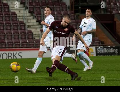 Betfred Cup - Herz von Midlothian / Raith Rovers. Tynecastle Park, Edinburgh, Midlothian, Großbritannien. Oktober 2020. Hearts ist Gastgeber von Raith Rovers im Betfred Cup im Tynecastle Park, Edinburgh. Bild zeigt: Hearts' Forward, Craig Wighton, feuert nach Hause sein 3. Tor des Spiels, um den Score 3-1 Credit: Ian Jacobs/Alamy Live News Stockfoto