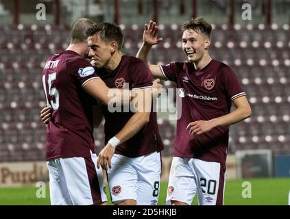 Betfred Cup - Herz von Midlothian / Raith Rovers. Tynecastle Park, Edinburgh, Midlothian, Großbritannien. Oktober 2020. Hearts ist Gastgeber von Raith Rovers im Betfred Cup im Tynecastle Park, Edinburgh. Bild zeigt: Hearts' Forward, Craig Wighton, wird von Olly Lee und Harry Cochrane nach seinem 3. Tor des Spiels, um der Heimseite eine 3-1 Führung zu geben, auf den Weg gebracht. Kredit: Ian Jacobs/Alamy Live Nachrichten Stockfoto