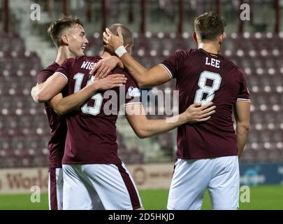 Betfred Cup - Herz von Midlothian / Raith Rovers. Tynecastle Park, Edinburgh, Midlothian, Großbritannien. Oktober 2020. Hearts ist Gastgeber von Raith Rovers im Betfred Cup im Tynecastle Park, Edinburgh. Bild zeigt: Hearts' Forward, Craig Wighton, wird von Olly Lee und Harry Cochrane nach seinem 3. Tor des Spiels, um der Heimseite eine 3-1 Führung zu geben, auf den Weg gebracht. Kredit: Ian Jacobs/Alamy Live Nachrichten Stockfoto