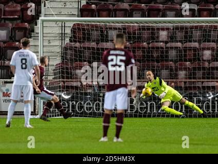 Betfred Cup - Herz von Midlothian / Raith Rovers. Tynecastle Park, Edinburgh, Midlothian, Großbritannien. Oktober 2020. Hearts ist Gastgeber von Raith Rovers im Betfred Cup im Tynecastle Park, Edinburgh. Bild zeigt: Hearts' Forward, Craig Wighton, feuert am Raith-Torwart Jamie MacDonald vorbei, vom Strafpunkt, um das Tor für die Heimseite zu öffnen Credit: Ian Jacobs/Alamy Live News Stockfoto