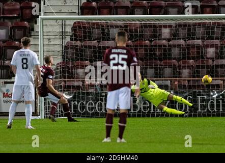 Betfred Cup - Herz von Midlothian / Raith Rovers. Tynecastle Park, Edinburgh, Midlothian, Großbritannien. Oktober 2020. Hearts ist Gastgeber von Raith Rovers im Betfred Cup im Tynecastle Park, Edinburgh. Bild zeigt: Hearts' Forward, Craig Wighton, feuert am Raith-Torwart Jamie MacDonald vorbei, vom Strafpunkt, um das Tor für die Heimseite zu öffnen Credit: Ian Jacobs/Alamy Live News Stockfoto