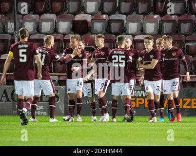 Betfred Cup - Herz von Midlothian / Raith Rovers. Tynecastle Park, Edinburgh, Midlothian, Großbritannien. Oktober 2020. Hearts ist Gastgeber von Raith Rovers im Betfred Cup im Tynecastle Park, Edinburgh. Bild zeigt: Craig Wighton, Hearts' Stürmer, wird von Teamkollegen bemobbt, nachdem er die Heimseite 1-0 vom Strafpunkt aus in den Vordergrund gestellt hat. Kredit: Ian Jacobs/Alamy Live Nachrichten Stockfoto