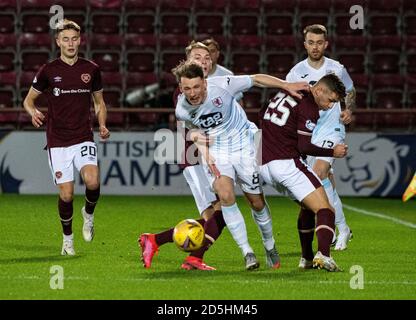 Betfred Cup - Herz von Midlothian / Raith Rovers. Tynecastle Park, Edinburgh, Midlothian, Großbritannien. Oktober 2020. Hearts ist Gastgeber von Raith Rovers im Betfred Cup im Tynecastle Park, Edinburgh. Bild zeigt: Raith Mittelfeldspieler Regan Hendry drückt sich den Verteidiger seiner Herzen, Jamie Brandon. Kredit: Ian Jacobs/Alamy Live Nachrichten Stockfoto