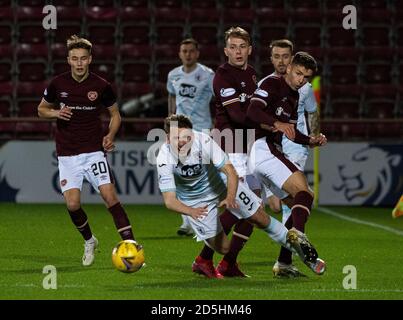 Betfred Cup - Herz von Midlothian / Raith Rovers. Tynecastle Park, Edinburgh, Midlothian, Großbritannien. Oktober 2020. Hearts ist Gastgeber von Raith Rovers im Betfred Cup im Tynecastle Park, Edinburgh. Bild zeigt: Raith Mittelfeldspieler, Regan Hendry, wird von Hearts' Verteidiger, Jamie Brandon, Quelle: Ian Jacobs/Alamy Live News, Fouliert Stockfoto