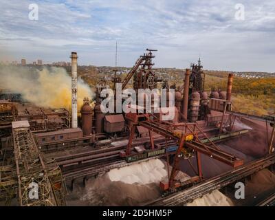 Metallurgische Anlage mit Hochofen, Drohnenansicht Stockfoto