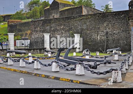 Alte Anker vor dem Museum, Fort de France, Martinique, Karibik. Stockfoto