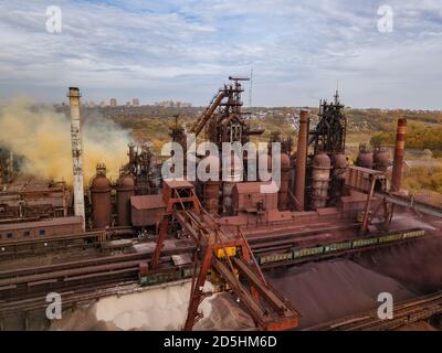 Metallurgische Anlage mit Hochofen, Drohnenansicht Stockfoto