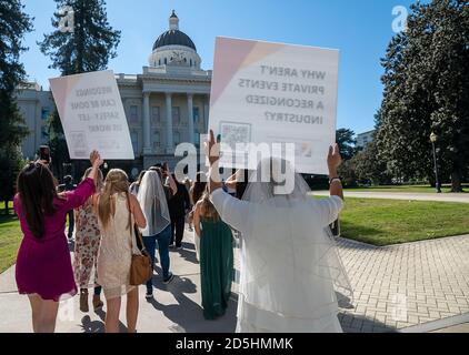 Sacramento, CA, USA. Oktober 2020. Mitglieder von (CAPE), California Association for Private Events und Event-Profis in Hochzeitskleider und Smokings marschieren in die Hauptstadt des Bundesstaates und lassen den Gesetzgeber wissen, dass die Event-Industrie für eine sichere Wiedereröffnung am Dienstag, 13. Oktober 2020 in Sacramento anerkannt werden muss. Quelle: Paul Kitagaki Jr./ZUMA Wire/Alamy Live News Stockfoto