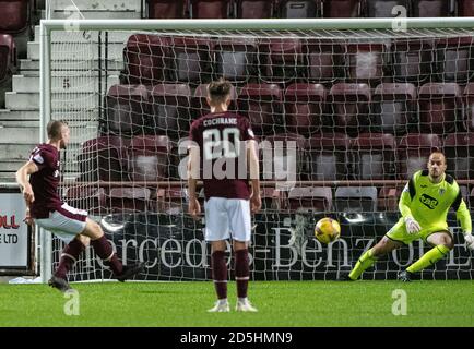 Betfred Cup - Herz von Midlothian / Raith Rovers. Tynecastle Park, Edinburgh, Midlothian, Großbritannien. Oktober 2020. Hearts ist Gastgeber von Raith Rovers im Betfred Cup im Tynecastle Park, Edinburgh. Bild zeigt: Hearts' Forward, Craig Wighton, erzielt seinen zweiten Elfmeter des Spiels, um die Heimseite 2 nach oben zu bringen. Kredit: Ian Jacobs/Alamy Live Nachrichten Stockfoto