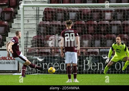 Betfred Cup - Herz von Midlothian / Raith Rovers. Tynecastle Park, Edinburgh, Midlothian, Großbritannien. Oktober 2020. Hearts ist Gastgeber von Raith Rovers im Betfred Cup im Tynecastle Park, Edinburgh. Bild zeigt: Hearts' Forward, Craig Wighton, sloots the Ball past Raith Torwart, Jamie MacDonald, to put the Home side 2 ahead Credit: Ian Jacobs/Alamy Live News Stockfoto