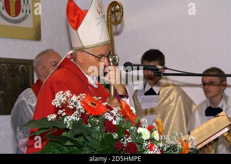 Ostrzeszów, Polska, Polen; Bischof Teofil Wilski - Weihbischof von Kalisz bei der Feier der heiligen Messe. Biskup pomocniczy kaliski; 講道 Stockfoto