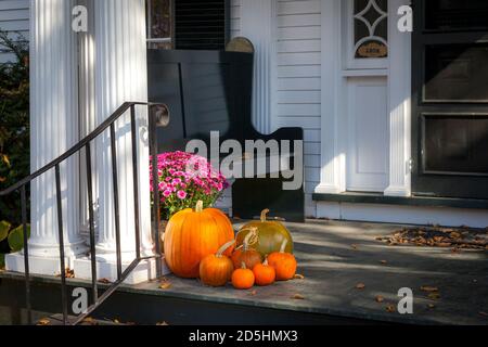 Veranda dekoriert für Herbst in Woodstock, Vermont, USA Stockfoto