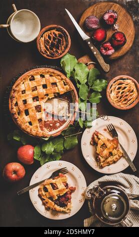 Flach-Lay von Apfel-und Pflaumenkuchen auf Rack mit Tee Stockfoto