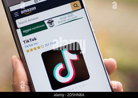 TikTok Tik Tok, Douyin Logo auf Handy, App auf Amazon Appstore kostenloser Download Stockfoto