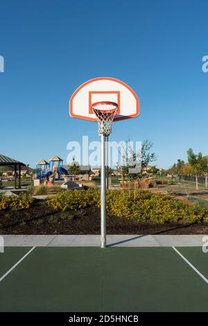 Basketballkorb von der Freidrow-Linie aus gesehen Stockfoto