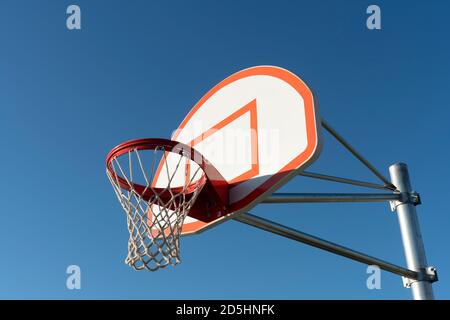 Basketballkorb von der Rückseite aus gesehen Stockfoto