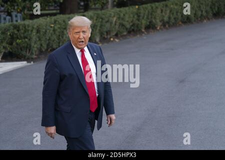 Washington, Usa. Oktober 2020. USA: US-Präsident Donald Trump schreit den Medien zu, als er das Weiße Haus verlässt, auf dem Weg zu einem politischen Ereignis in Johnstown, Pennsylvania am Dienstag, 13. Oktober 2020. Foto von Chris Kleponis/UPI Kredit: UPI/Alamy Live News Stockfoto