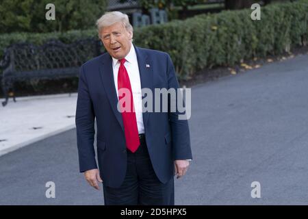 Washington, Usa. Oktober 2020. USA: US-Präsident Donald Trump schreit den Medien zu, als er das Weiße Haus verlässt, auf dem Weg zu einem politischen Ereignis in Johnstown, Pennsylvania am Dienstag, 13. Oktober 2020. Foto von Chris Kleponis/UPI Kredit: UPI/Alamy Live News Stockfoto