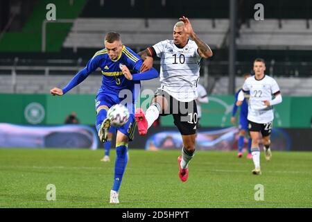 Fürth, Deutschland. 13. Oktober 2020. Von links: Besim SERBECIC (BIH), Lukas NMECHA (GER), Action, Duelle. Fußball Laenderspiel, U21 Europameisterschaft Qualifikation Deutschland - Bosnien und Herzegowina 1-0 am 13.10.2020 in Fürth. Quelle: dpa/Alamy Live News Stockfoto