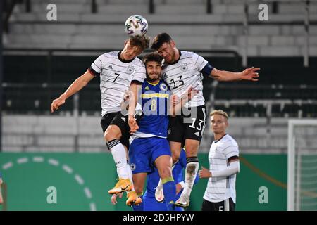 Fürth, Deutschland. Oktober 2020. Von links: Yannik Keitel (GER), Ajdin HASIC (BIH), Salih Oezcan (GER). Action, Duelle. Fußball Laenderspiel, U21 Europameisterschaft Qualifikation Deutschland - Bosnien und Herzegowina 1-0 am 13.10.2020 in Fürth. Quelle: dpa/Alamy Live News Stockfoto