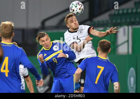 Fürth, Deutschland. Oktober 2020. Tim Handwerker (GER), Action, Duelle gegen Ermedin DEMIROVIC (BIH). Fußball Laenderspiel, U21 Europameisterschaft Qualifikation Deutschland - Bosnien und Herzegowina 1-0 am 13.10.2020 in Fürth. Quelle: dpa/Alamy Live News Stockfoto