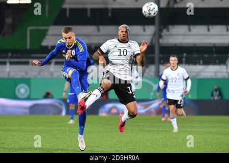 Fürth, Deutschland. 13. Oktober 2020. Von links: Besim SERBECIC (BIH), Lukas NMECHA (GER), Action, Duelle. Fußball Laenderspiel, U21 Europameisterschaft Qualifikation Deutschland - Bosnien und Herzegowina 1-0 am 13.10.2020 in Fürth. Quelle: dpa/Alamy Live News Stockfoto