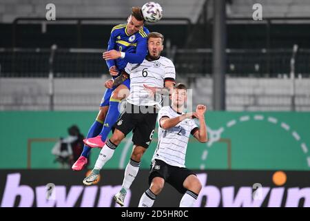 Fürth, Deutschland. Oktober 2020. Von links: Ermedin DEMIROVIC (BIH), Niklas Dorsch (GER), Lars Lukas Mai (GER), Action, Duelle. Fußball Laenderspiel, U21 Europameisterschaft Qualifikation Deutschland - Bosnien und Herzegowina 1-0 am 13.10.2020 in Fürth. Quelle: dpa/Alamy Live News Stockfoto