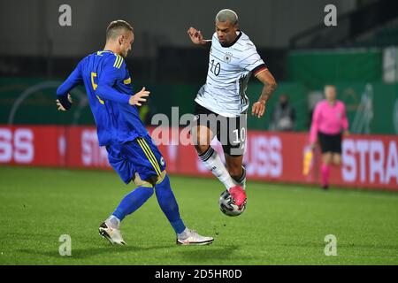 Fürth, Deutschland. Oktober 2020. Lukas NMECHA (GER), Action, Duels gegen Besim SERBECIC (BIH). Fußball Laenderspiel, U21 Europameisterschaft Qualifikation Deutschland - Bosnien und Herzegowina 1-0 am 13.10.2020 in Fürth. Quelle: dpa/Alamy Live News Stockfoto