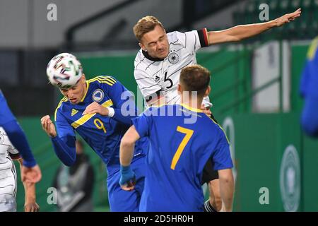 Fürth, Deutschland. Oktober 2020. Tim Handwerker (GER), Action, Duelle gegen Ermedin DEMIROVIC (BIH). Fußball Laenderspiel, U21 Europameisterschaft Qualifikation Deutschland - Bosnien und Herzegowina 1-0 am 13.10.2020 in Fürth. Quelle: dpa/Alamy Live News Stockfoto