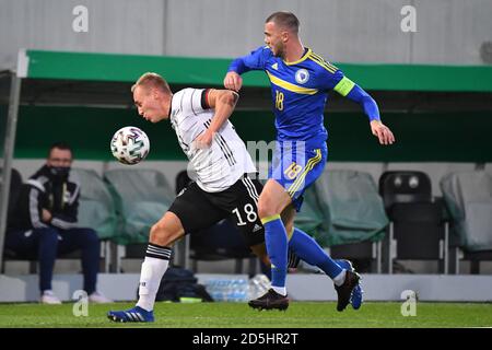 Fürth, Deutschland. Oktober 2020. Florian KRUEGER (GER), Action, Duelle gegen Nihad MUJAKIC (BIH). Fußball Laenderspiel, U21 Europameisterschaft Qualifikation Deutschland - Bosnien und Herzegowina 1-0 am 13.10.2020 in Fürth. Quelle: dpa/Alamy Live News Stockfoto