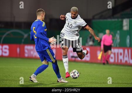 Fürth, Deutschland. Oktober 2020. Lukas NMECHA (GER), Action, Duels gegen Besim SERBECIC (BIH). Fußball Laenderspiel, U21 Europameisterschaft Qualifikation Deutschland - Bosnien und Herzegowina 1-0 am 13.10.2020 in Fürth. Quelle: dpa/Alamy Live News Stockfoto