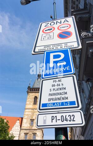 Praha: Viele Verkehrszeichen auf einem Mast, Neues Rathaus am Karls-Platz in Nove Mesto, Neustadt, Praha, Prag, Prag, Tschechien Stockfoto