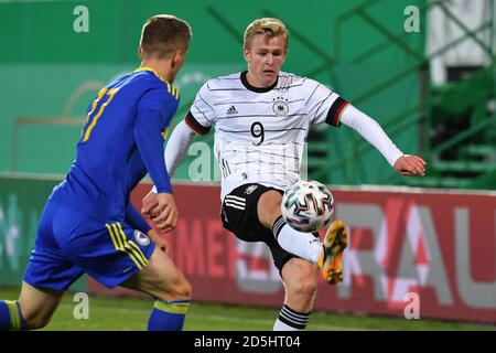 Fürth, Deutschland. Oktober 2020. Jonathan Burkardt (GER), Action, Duelle gegen Dani SALCIN (BIH). Fußball Laenderspiel, U21 Europameisterschaft Qualifikation Deutschland - Bosnien und Herzegowina 1-0 am 13.10.2020 in Fürth. Quelle: dpa/Alamy Live News Stockfoto