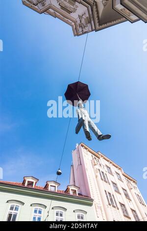 Praha: Skulptur Mann mit einem Regenschirm hängend am Seil zwischen 2 Häusern, Geschäftsmann in Nove Mesto, Neustadt, Praha, Prag, Prag, Tschechien Stockfoto