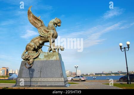 Kasan Russland: Statue des Drachen Zilant - das Symbol der Die Stadt Kazan in der Nähe des zentralen Hochzeitspalastes Stockfoto