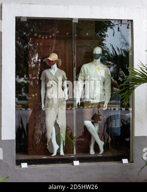 Covid 19 Pandemie in Mexiko, Neue normale Trends. Boutique in Merida, Yucatan, Schaufensterpuppen in mexikanischer Mode und Gesichtsmasken in einer touristischen Gegend. Stockfoto