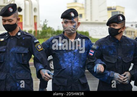 Bangkok, Thailand. Oktober 2020. Thailändische Polizeikontrollmasse immobilisiert, um Demonstranten zu schützen, die den Verkehr auf dem Ratchadamnoen Road Democracy Monument behindern einige Polizisten wurden am Dienstagabend, dem 13. Oktober 2020, von Demonstranten in Bangkok blau beschimpft. (Foto von Teera Noisakran/Pacific Press) Quelle: Pacific Press Media Production Corp./Alamy Live News Stockfoto