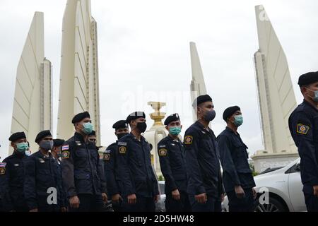 Bangkok, Thailand. Oktober 2020. Thailändische Polizeikontrollmasse immobilisiert, um Demonstranten zu schützen, die den Verkehr auf dem Ratchadamnoen Road Democracy Monument behindern einige Polizisten wurden am Dienstagabend, dem 13. Oktober 2020, von Demonstranten in Bangkok blau beschimpft. (Foto von Teera Noisakran/Pacific Press) Quelle: Pacific Press Media Production Corp./Alamy Live News Stockfoto