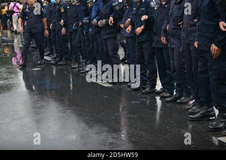 Bangkok, Thailand. Oktober 2020. Thailändische Polizeikontrollmasse immobilisiert, um Demonstranten zu schützen, die den Verkehr auf dem Ratchadamnoen Road Democracy Monument behindern einige Polizisten wurden am Dienstagabend, dem 13. Oktober 2020, von Demonstranten in Bangkok blau beschimpft. (Foto von Teera Noisakran/Pacific Press) Quelle: Pacific Press Media Production Corp./Alamy Live News Stockfoto