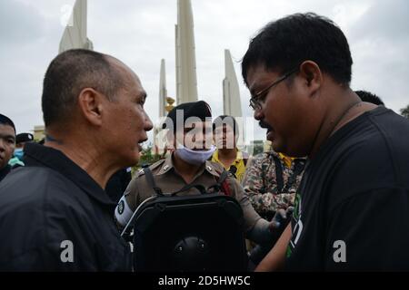 Bangkok, Thailand. Oktober 2020. Die Polizei verhandelte die Demonstranten. Um das Gesetz zu befolgen Nachdem die Polizei den Führer der Chumunom, Ratchadamnoen Straße, Demokratie Denkmal am Abend Dienstag, 13. Oktober 2020 festgenommen. (Foto von Teera Noisakran/Pacific Press) Quelle: Pacific Press Media Production Corp./Alamy Live News Stockfoto