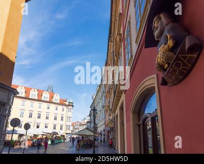 Praha: Kleiner Platz (Malé námestí), Restaurant im Freien in Stare Mesto, Altstadt, Praha, Prag, Prag, Tschechien Stockfoto