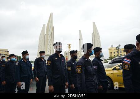 Bangkok, Thailand. Oktober 2020. Thailändische Polizeikontrollmasse immobilisiert, um Demonstranten zu schützen, die den Verkehr auf dem Ratchadamnoen Road Democracy Monument behindern einige Polizisten wurden am Dienstagabend, dem 13. Oktober 2020, von Demonstranten in Bangkok blau beschimpft. (Foto von Teera Noisakran/Pacific Press) Quelle: Pacific Press Media Production Corp./Alamy Live News Stockfoto