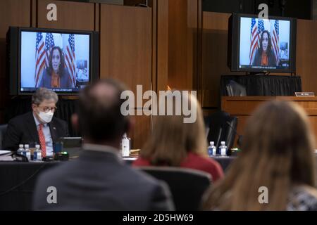 Washington, Usa. Oktober 2020. Senator Kamala Harris, Kandidat für demokratische Vizepräsidenten, spricht per Videokonferenz während der Bestätigungsverhandlung des Justizausschusses des Senats über Amy Coney Barrett Washington, DC am Dienstag, den 13. Oktober 2020. Die Demokraten bekommen ihren ersten Riss bei der Befragung Barrett heute während ihrer Anhörung, wo sie planen, sich darauf zu konzentrieren, wie sie könnte das Gericht in eine konservativere Richtung zu Themen wie Gesundheitsversorgung und Abtreibung bewegen. Pool Foto von Stefani Reynolds/UPI Kredit: UPI/Alamy Live Nachrichten Stockfoto