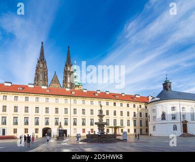 Praha: Zweiter Hof der Prager Burg, St. Veits Kathedrale, Kohl-Brunnen in Hradcany, Castle District, Praha, Prag, Prag, Tschechien Stockfoto