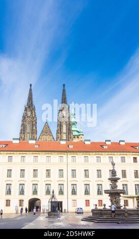 Praha: Zweiter Hof der Prager Burg, St. Veits Kathedrale, Kohl-Brunnen in Hradcany, Castle District, Praha, Prag, Prag, Tschechien Stockfoto