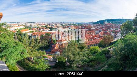 Praha: Blick von der Prager Burg auf die Mala Strana (Kleinseite) und Petrin Hügel in Hradcany, Castle District, Praha, Prag, Prag, Tschechien Stockfoto
